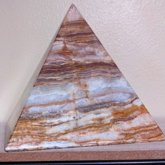 Banded Onyx Pyramid From Iran 5.75" Tall & Over 2 lbs​ - Picture 11 of 15